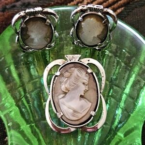 Vintage Mother Of Pearl Earring And Pendent Set